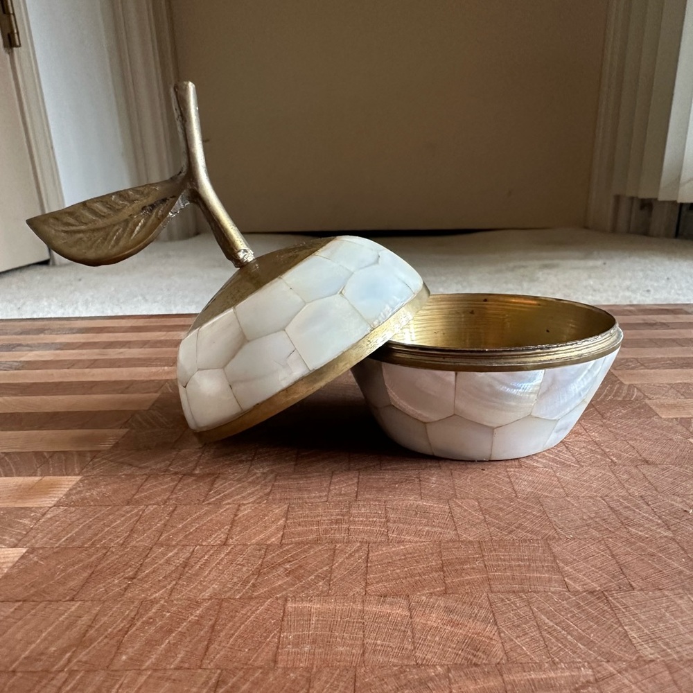 Brass and mother of pearl apple trinket box - Picture 2 of 4